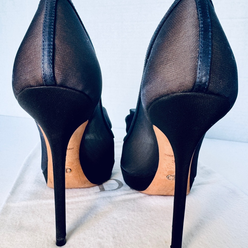 Christian Dior Midnight Blue Peep-Toe Heel w/stunning flower detail. Worn once. - Picture 4 of 7
